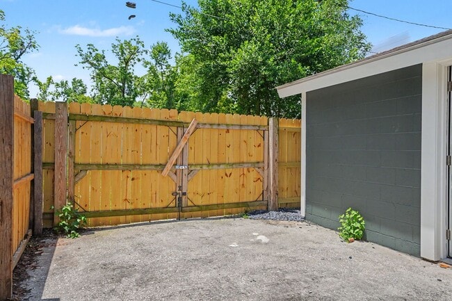 Building Photo - 705 E 32nd St