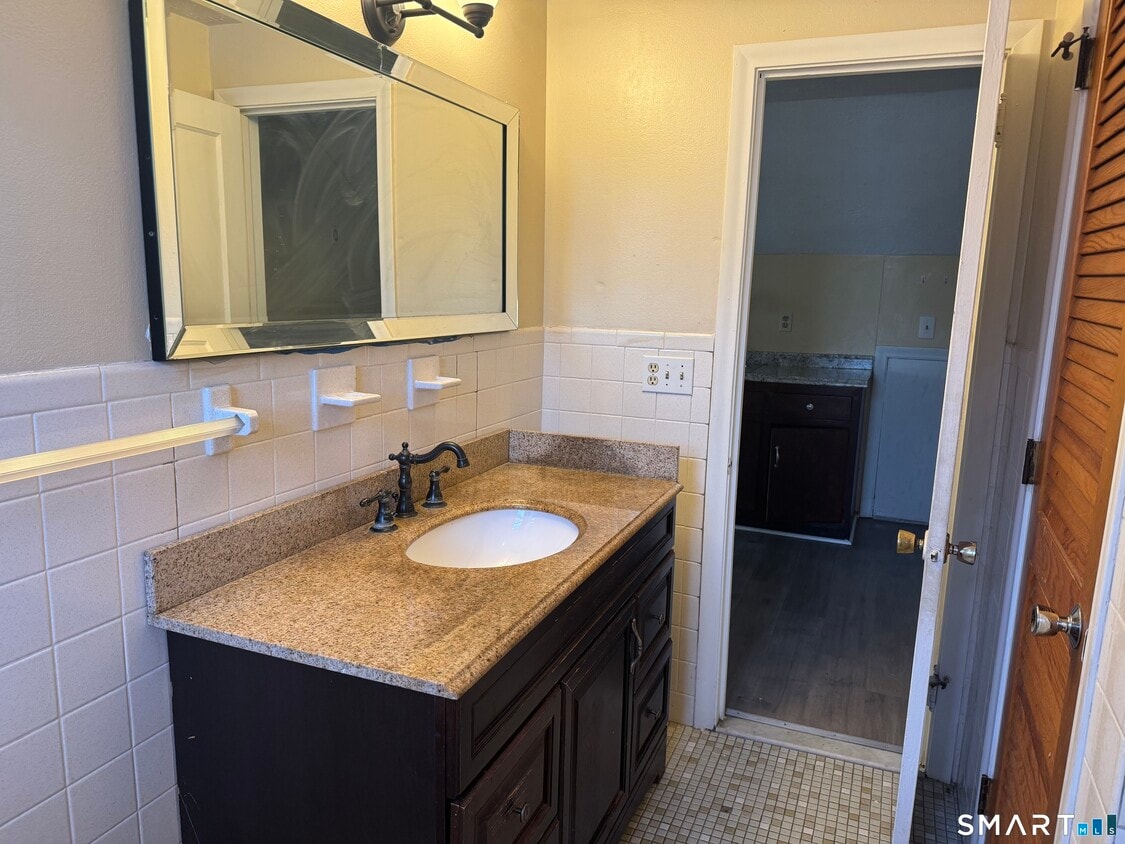 Building Photo - 138 E Barber St