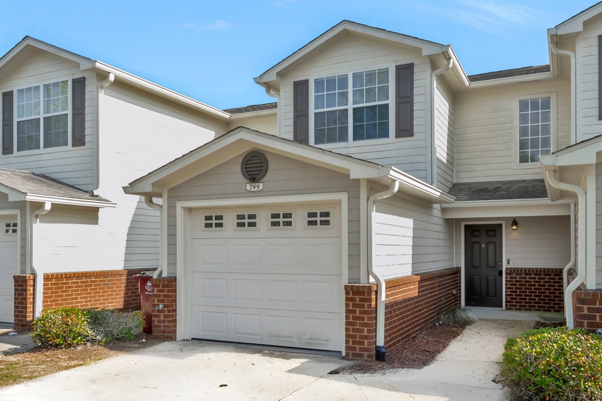 Primary Photo - Updated Townhouse on South Crestview