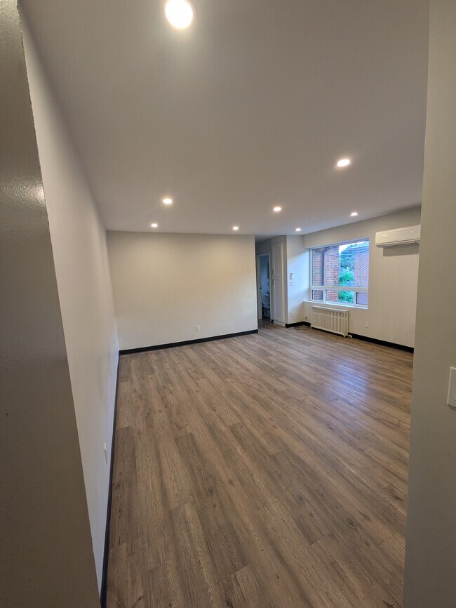 Photo du bâtiment - 3 Bedroom - Woodward Ave