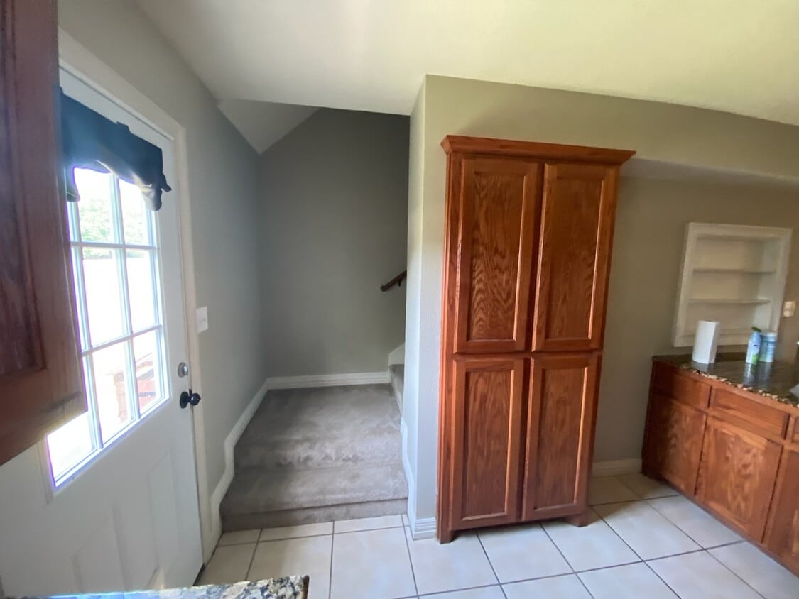 Dos dormitorios, baño y altillo en la planta superior. - 18 Addie Ln