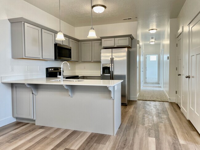 Building Photo - 687 N 380 W