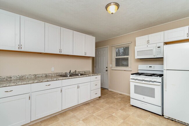 Building Photo - 5847 Quebec Ave N