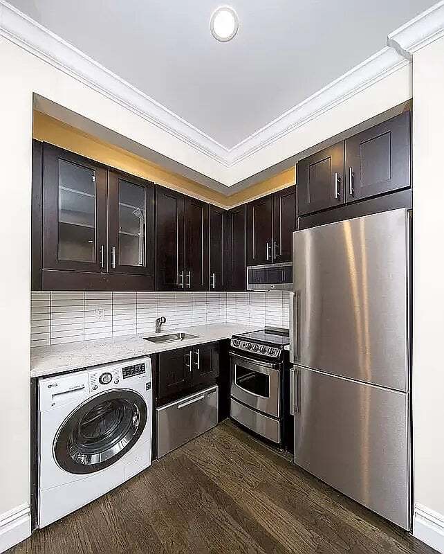 Building Photo - 223 Mott St