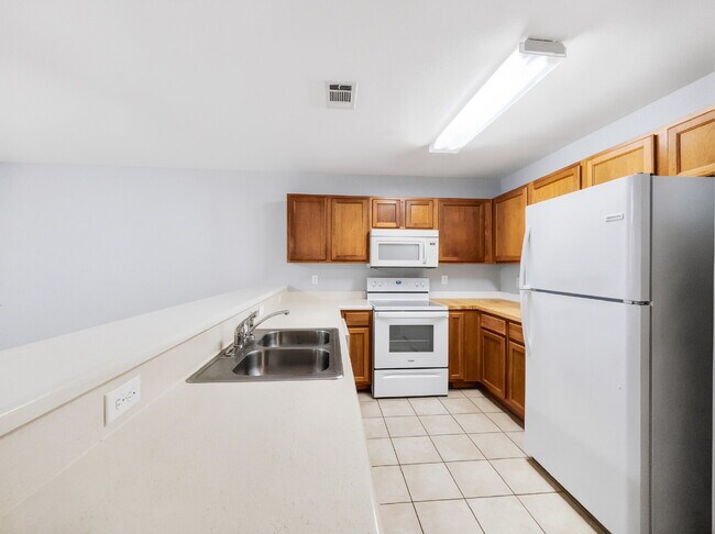 Foto del edificio - "Spacious 3-Bedroom Townhouse Oasis with 3.5 Baths in Fort Walton Beach – Your Perfect Retreat Aw...