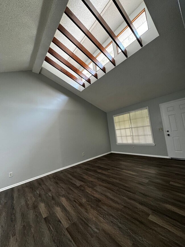 Foto del edificio - 4730 Lake Ridge Rd