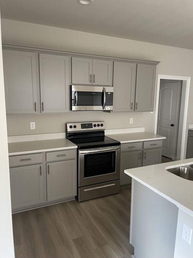 Kitchen - 5919 Creek Centre Dr