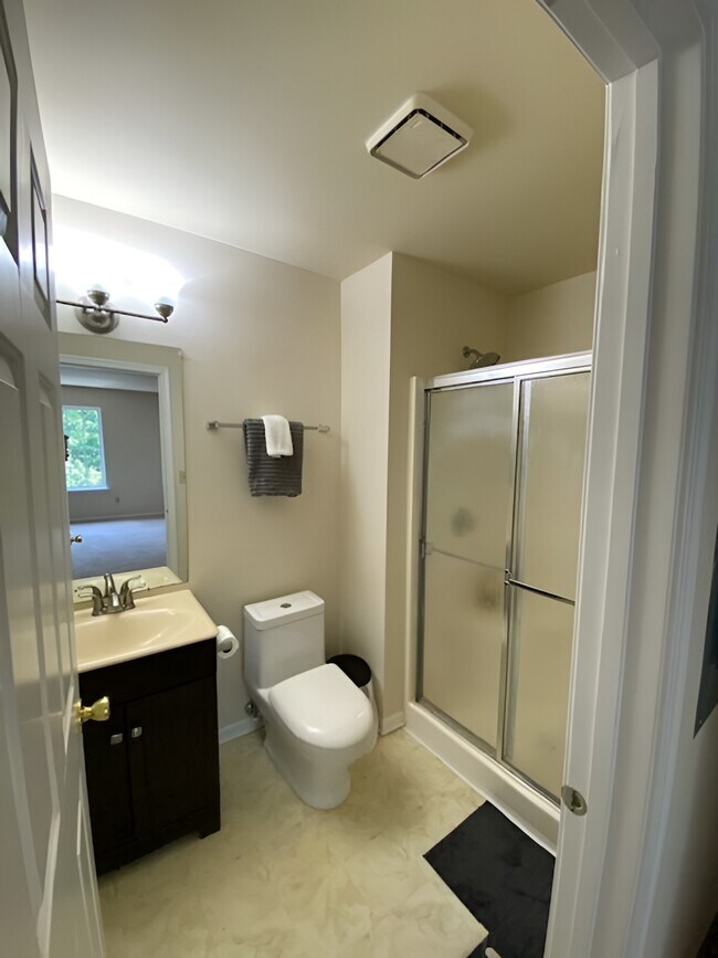 Building Photo - 105 Village Dr