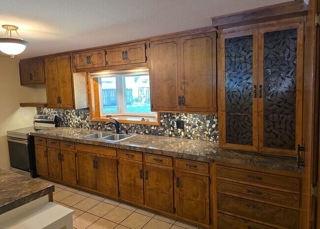 Foto del edificio - Move-In Ready!! 4 Bed, 2 Bath - LAWN CARE ...