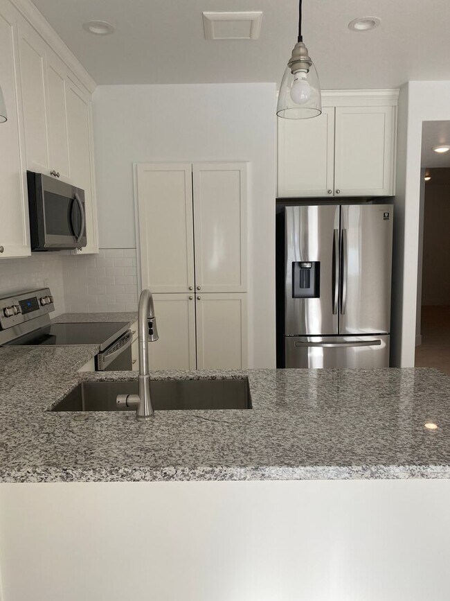 Foto del edificio - 3 BED, 2.5 BATH TOWNHOME IN SUGAR CITY WITH THE HOA and INTERNET INCLUDED!!
