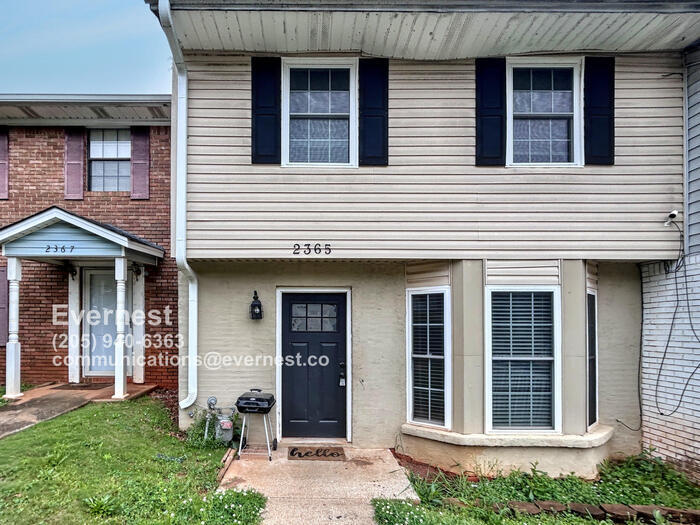 Foto principal - Comfortable and Convenient 3-Bedroom Townh...