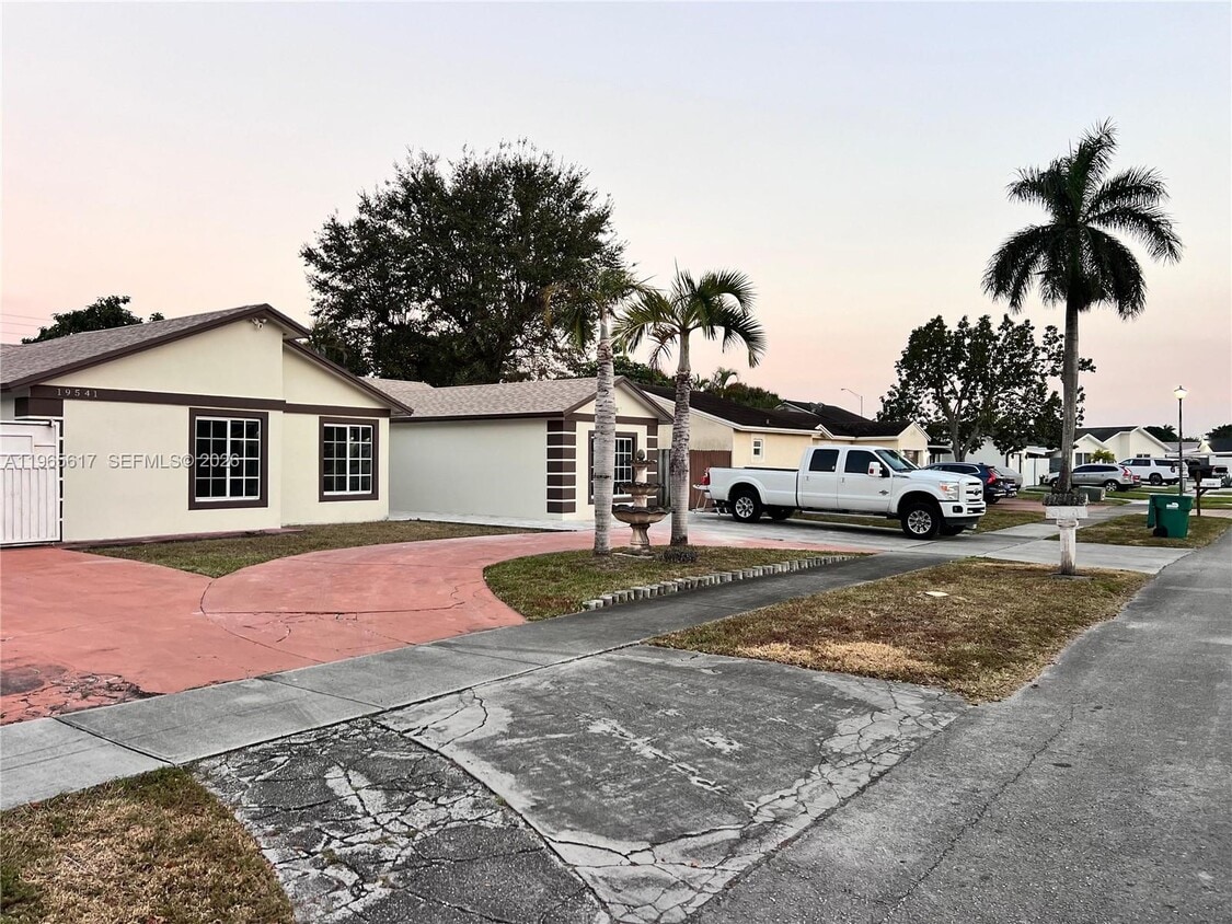 Foto del edificio - 19541 NW 57th Ct