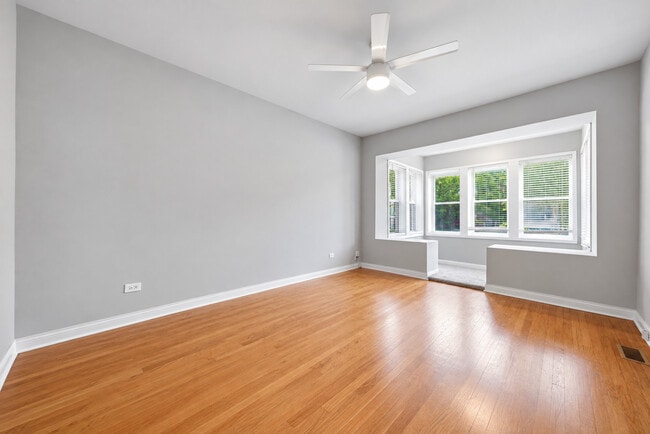 Building Photo - 5039 W Cullom Ave