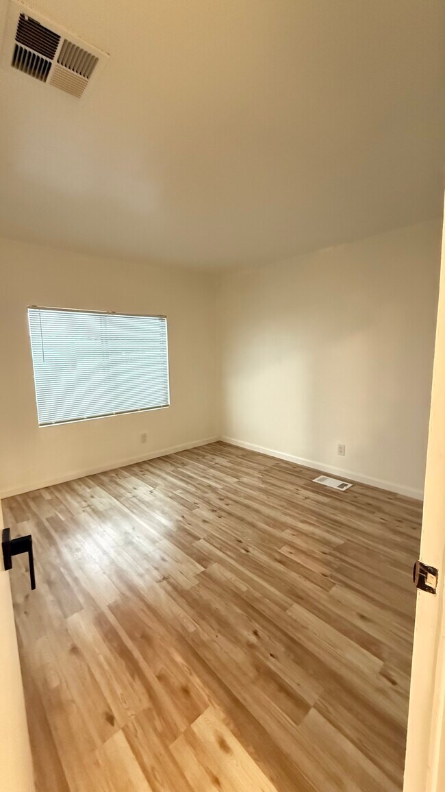 Foto del edificio - 24425 Woolsey Canyon Rd