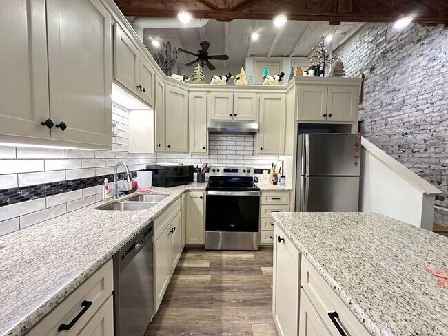 Foto del edificio - Fully Furnished & All-Inclusive Loft in Downtown South Boston – A True Show Stopper!