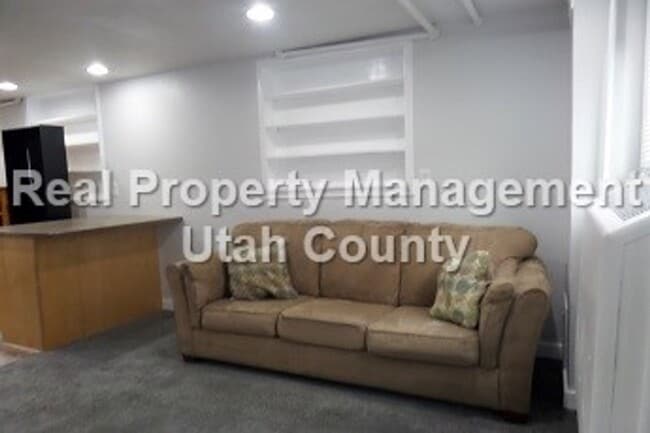 Building Photo - 157 N 400 E