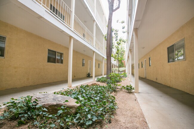 Foto del edificio - Absolutely darling, fully remodeled, single story, updated condo in a NE Heights gated community!