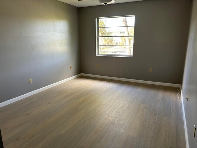 Building Photo - 4980 E Sabal Palm Blvd