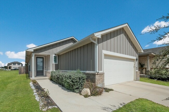 Building Photo - Bright & Charming Fantine Fields Home