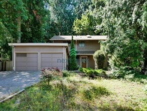 Building Photo - 810 Highwood Dr SW