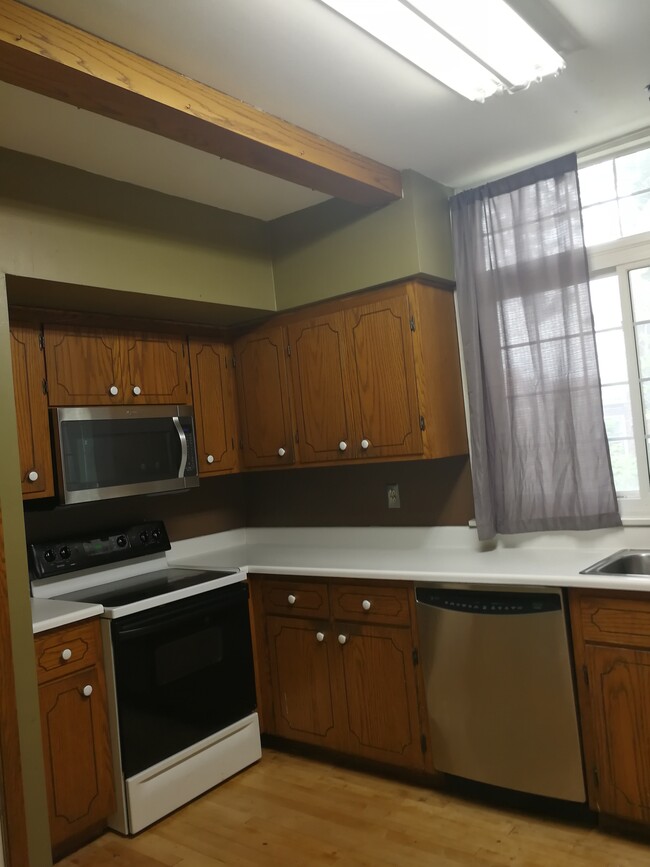 Kitchen - Built-in Dishwasher - 3285 N Cramer St