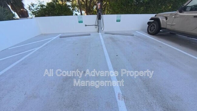 Building Photo - 920 N Osceola Ave