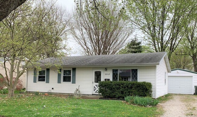 Building Photo - 2213 Lantern Hill Dr