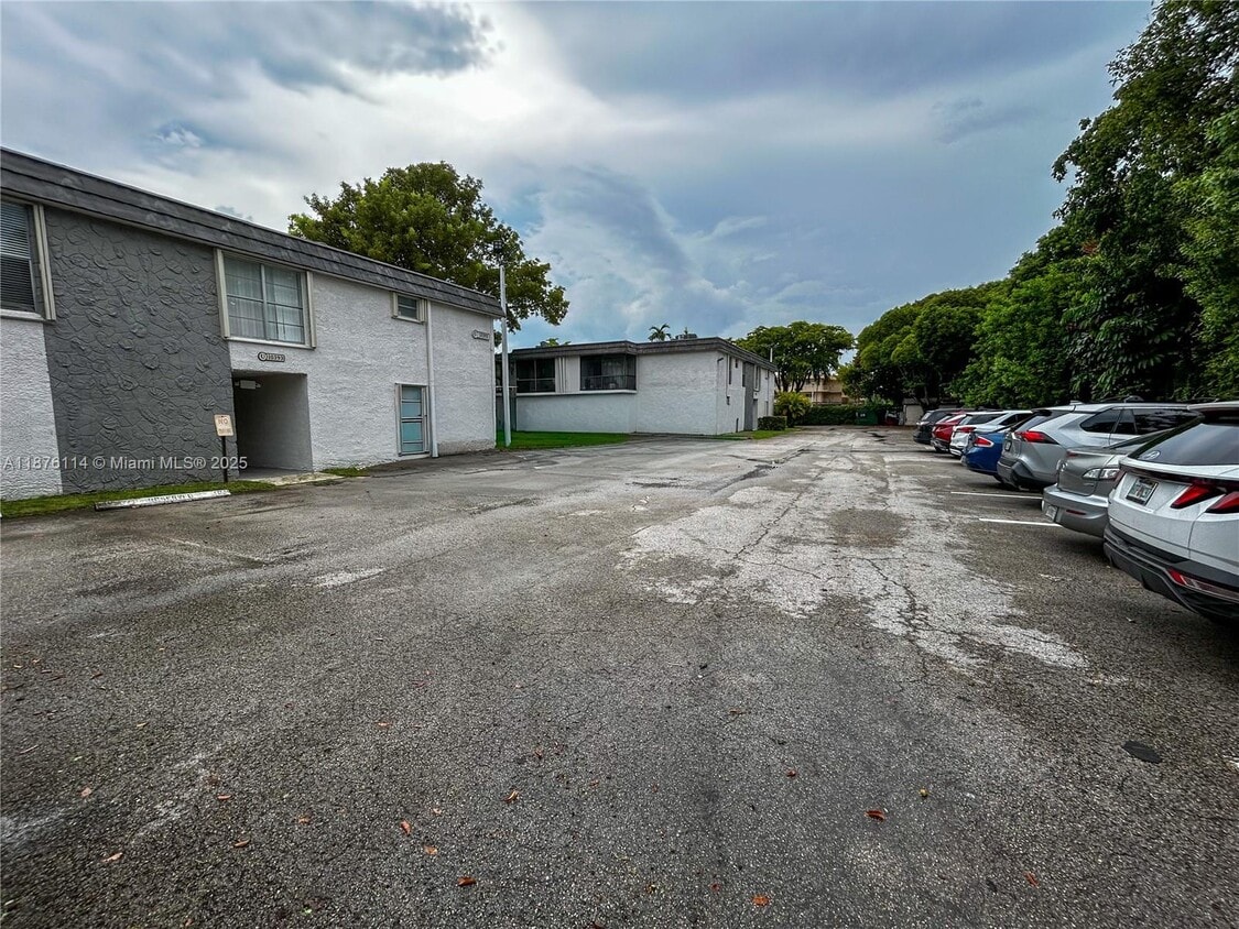 Primary Photo - 10393 N Kendall Dr