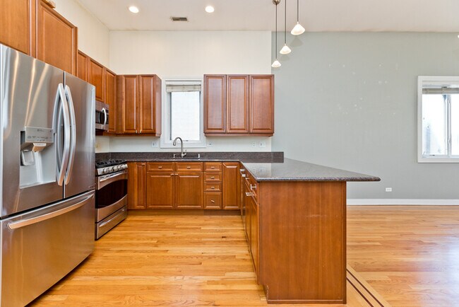 Building Photo - Spacious & unique 2Bed/2Ba condo in prime ...