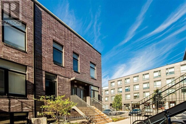 Photo du bâtiment - 1740-1740 Simcoe St N
