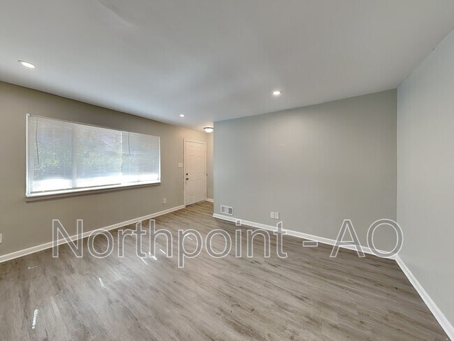 Building Photo - 3227 Hobart Dr NW