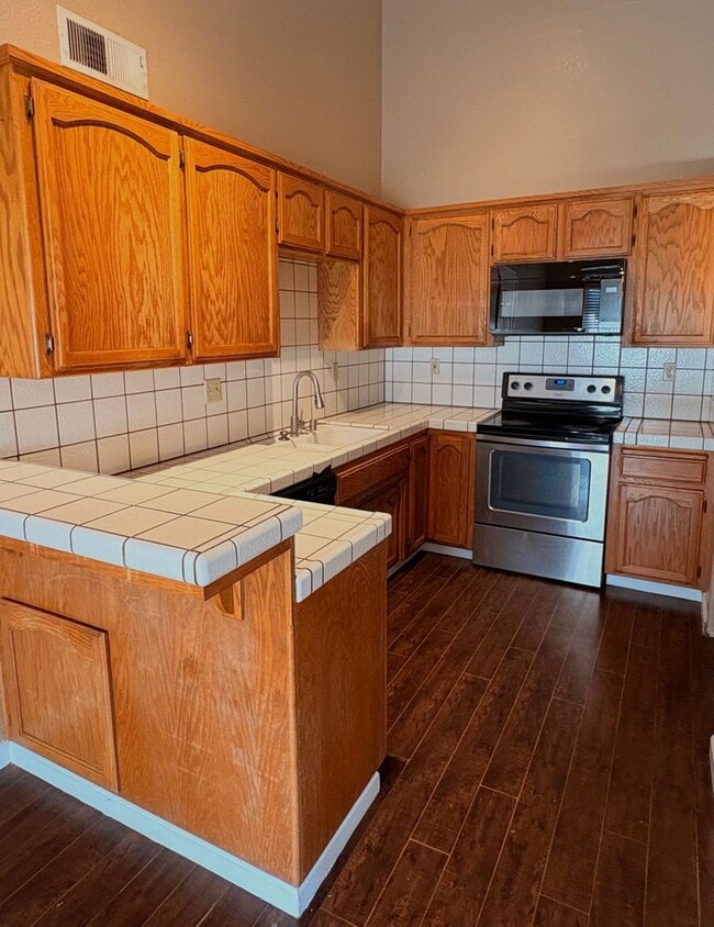 Foto del edificio - 2 WEEKS FREE RENT March Special - Roomy 4-bedroom house in Waterford