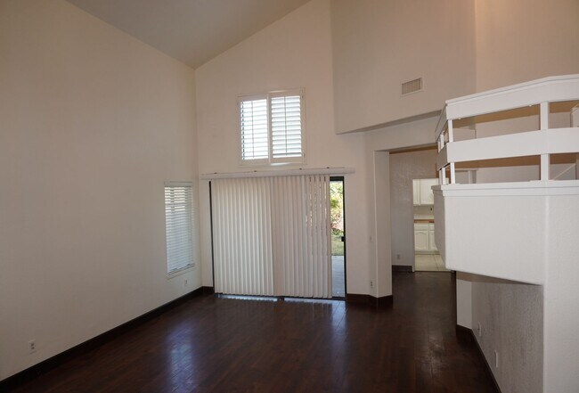 Building Photo - 10386 Meadow Creek Dr
