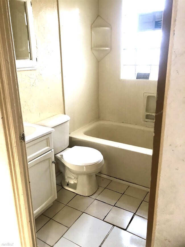 Foto del edificio - 3 br, 1 bath House - 4014 Milbourne Ave