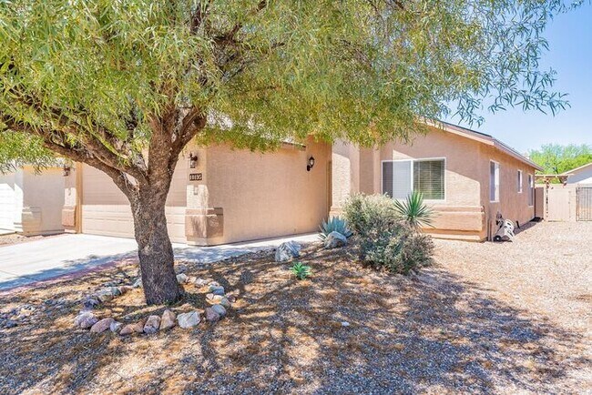 Foto del edificio - Bright & Airy Tucson Gem with Pool, Solar,...