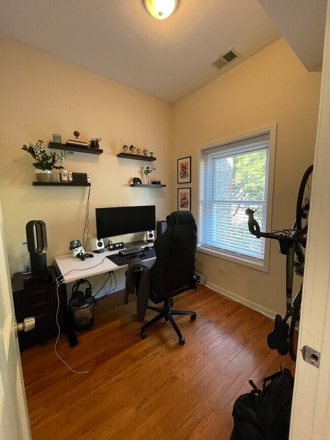 Foto del edificio - 858 N Marshfield Ave