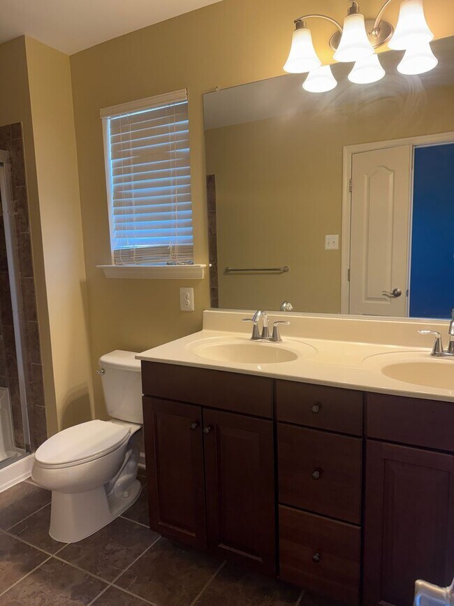 Building Photo - Well Maintain Townhome in Market Square!