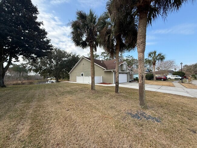 Building Photo - 2126 Hovington Cir W
