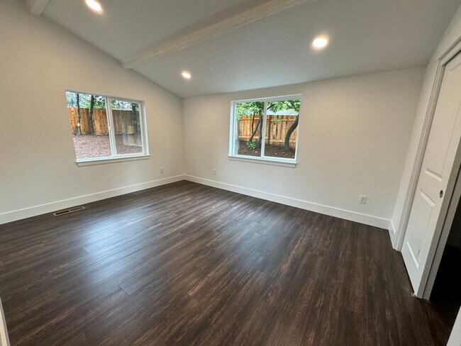 Foto del edificio - 10054 SW 35th Avenue ~ Beautifully Remodel...
