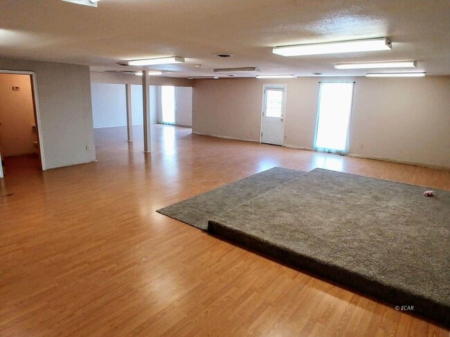 Foto del edificio - Retail Space for Lease