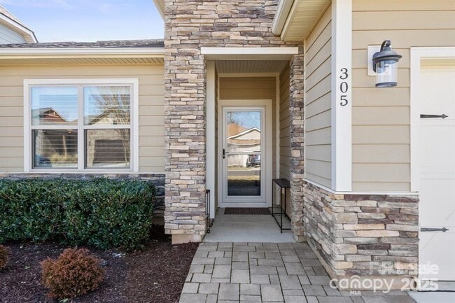 Building Photo - 305 Hemlock Bluff Ct