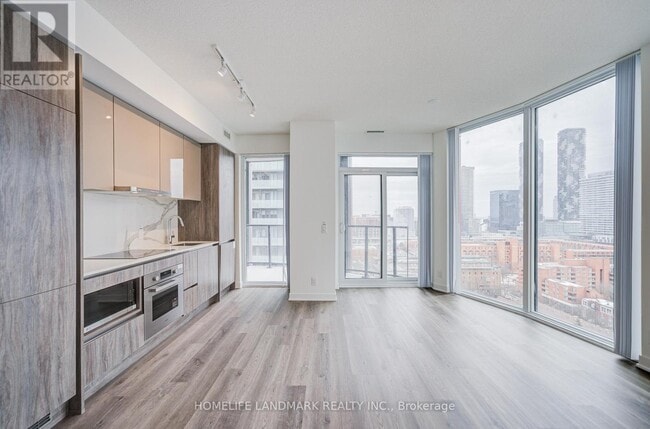 Photo du bâtiment - 180 Front St E