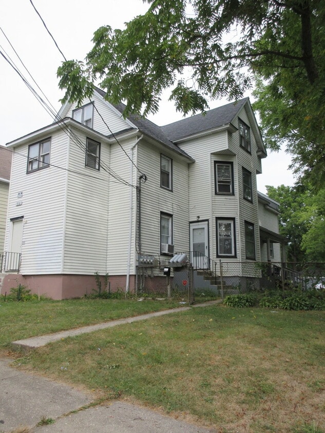 316 Ravine Ave Unit 2, Waukegan, IL 60085 Room for Rent in Waukegan