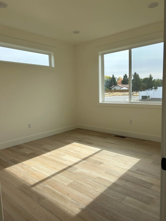 Building Photo - Custom Condo in Hamilton