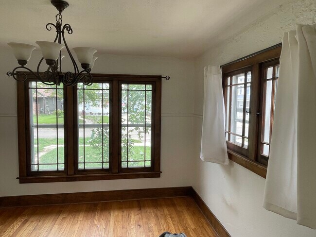Building Photo - 1619 N Genesee Dr