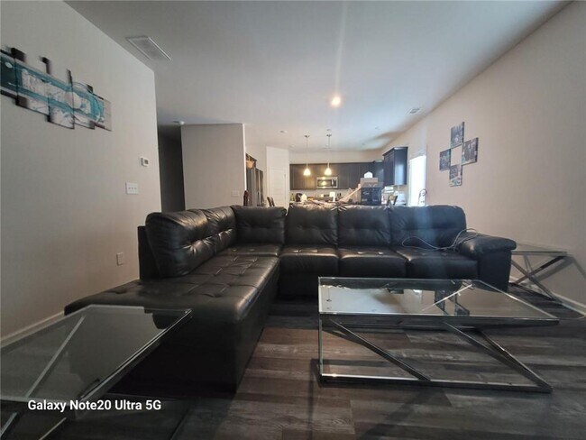 Foto del edificio - 1207 Lyndhurst Ln
