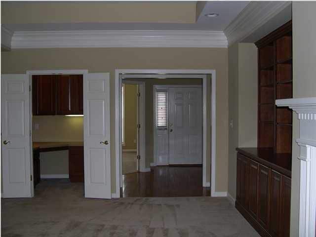 Building Photo - 943 Somerset Dr