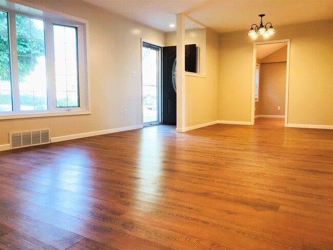 Building Photo - Gorgeous 4-Bedroom Single Family Home in B...