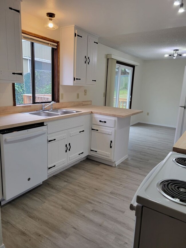 Building Photo - Remodeled Duplex Townhouse in Everett- 5 min to Boeing Available for September 1st Occupancy for ...