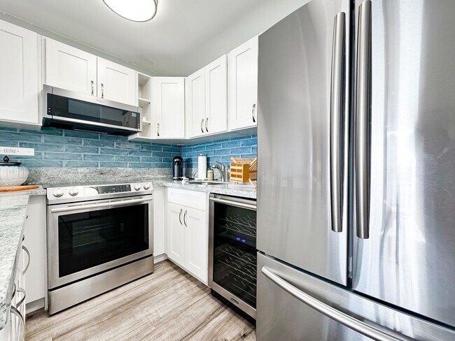 Foto del edificio - Fully Furnished Waikiki Condo with Direct Ocean Views, Parking, Central A/C